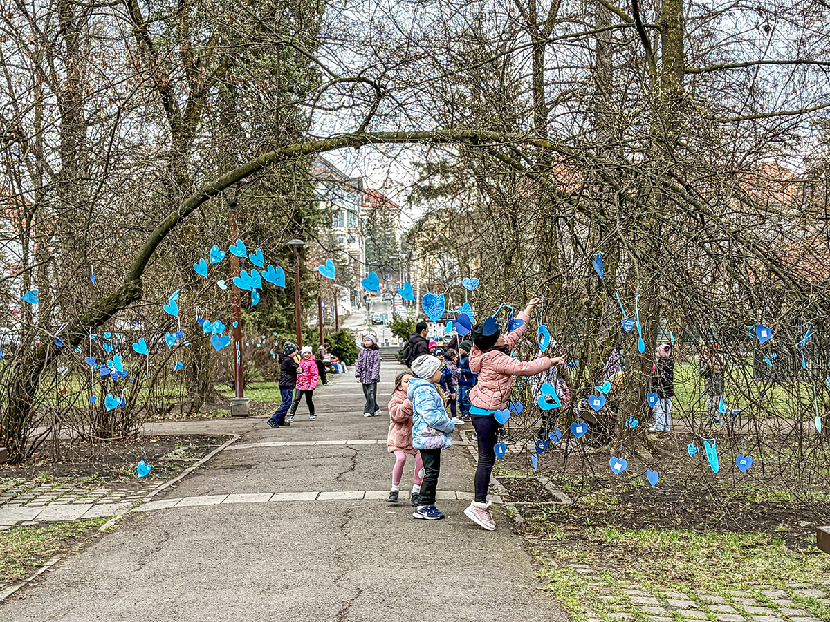 Kék szívek a parkban